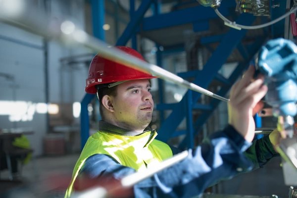 What's the Best Strategy for Integrating a Concealed Projector Screen in a Minimalist Living Room?